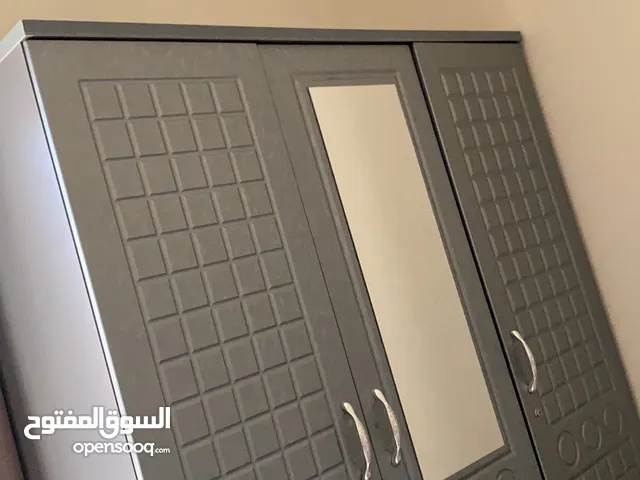 سرير لشخص وكبت.
