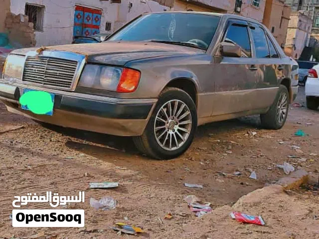 1993 مرسيدس بنز الفئة-E E 240