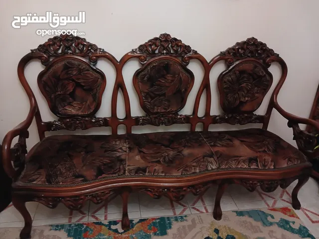 صالون كلاسيك بنى خشب زان مستعمل بحاله جيده للبيع وقابل للتفاوض البسيط