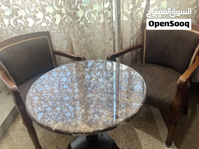 كرسسين وطاوله ديكور جانبي
