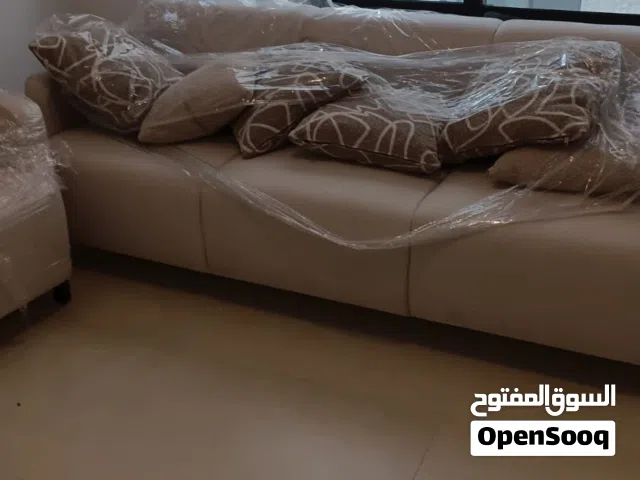 اثاث كنب فاخر لون ابيضّ و تلفاز و غسالة للبيع