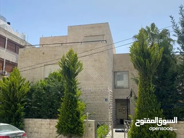 800 m2 More than 6 bedrooms Villa for Sale in Amman Um Uthaiena