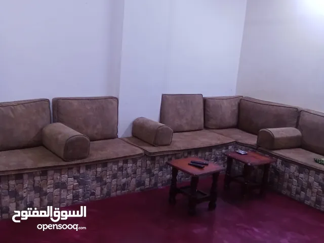 شقق مفروشة بالعقبة 265 دينار شامله الكهرباء والماء. تبعد عن البحر 350 متر تقريبا.