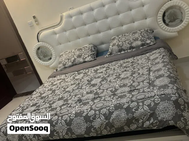 سرير بحاله جيده مع فرشه طبيه
