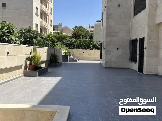 شقة شبه ارضي 240 متر مع ترس 250 متر و باربيكيو و شلال و كراج خاص في ضاحية النخيل تشطيب فندقي