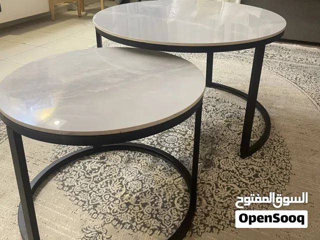 للبيع عدد 2 طاوله جديده غير مستعلمه  لون ابيض من فوق سراميك قويه و ومتينه