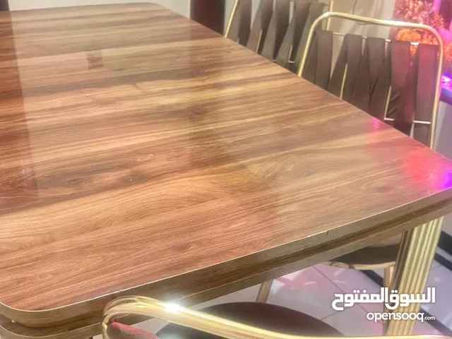 عررررررطة طاولة طعام مكونه من 6 كراسي عاده لها سنة فقططط الشكل جديد والموديل جديد سبب البيع السفر