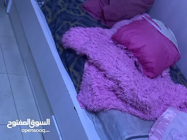 تخت مفرد ونص لون ابيض  تواليت المراي فيها يضائه لون ابيض