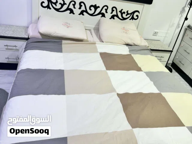 غرفه نوم مع مكتبه تلفزيون  السعر 60 دينار