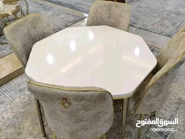 طاولة اكل نظيفة مع 4 كراسي