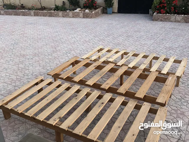 جحش تخت عدد 3 للبيع على 5 دنانير الحبة خشب زان الاصلي نظيف مش تجاري