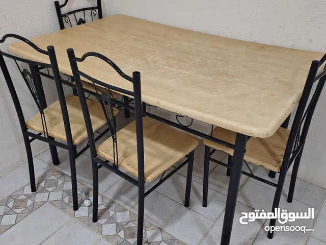 Dining table with 4 chairs Excellent condition