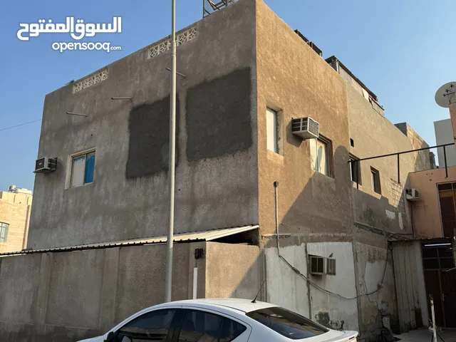 للبيع منزل قديم في مدينة عيسى يقع على شارعين وزاوية يقع في موقع ممتاز شوارع واسعة قريب من الحديقة مج
