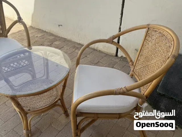 طاولة مع كرسيين بامبو
