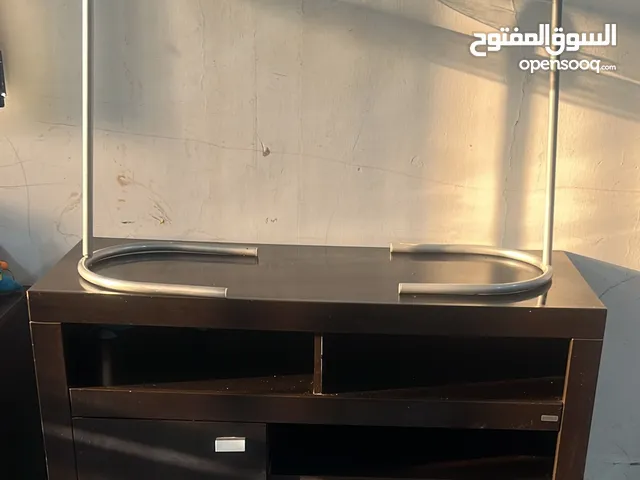 طاولة تليفزيون و2 طاولة ضيافة زجاج