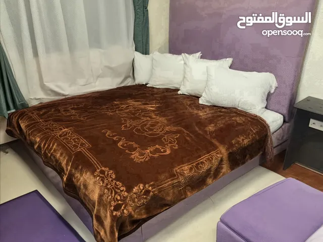 سرير مزوج بحالة ممتازة كالجديد بسعر مغري، خشب ثقيل,صنع محلي،غرف نوم,بنفسجي، purple bedroom bed only