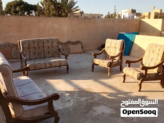 صالون كامل و3بساطات صغار ومساند جلسه وطروف منادير
