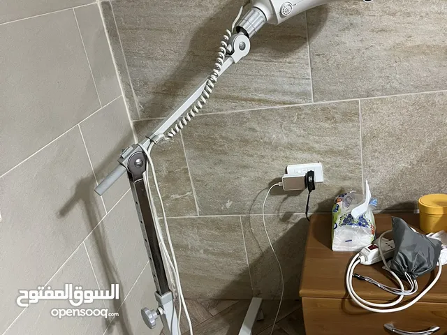 جهاز Bioptron من منتجات شركة سيبتر وحامل للجهاز