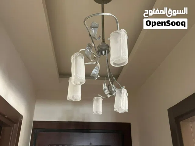 ثريات سقف (عدد 2 ) للبيع، مناسبة لغرف المعيشة، وغرف الطعام، أو مداخل المنازل.