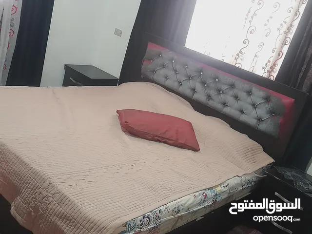 غرفة نوم تخت كبير وخزانة اربع ابواب وعامود مع العلاقة وبيرو مع البرادي ولفرشة للبيع بداعي السفر