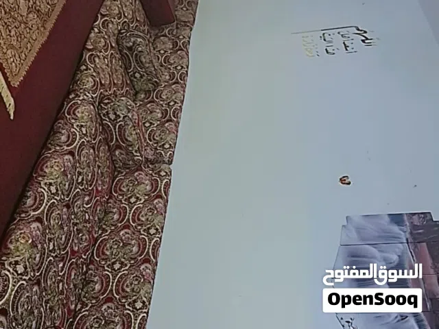 طقم فراش للبيع مع بردايه خمريه وبردايه رصاصي بدون الطاوله والسجاده والموكيته