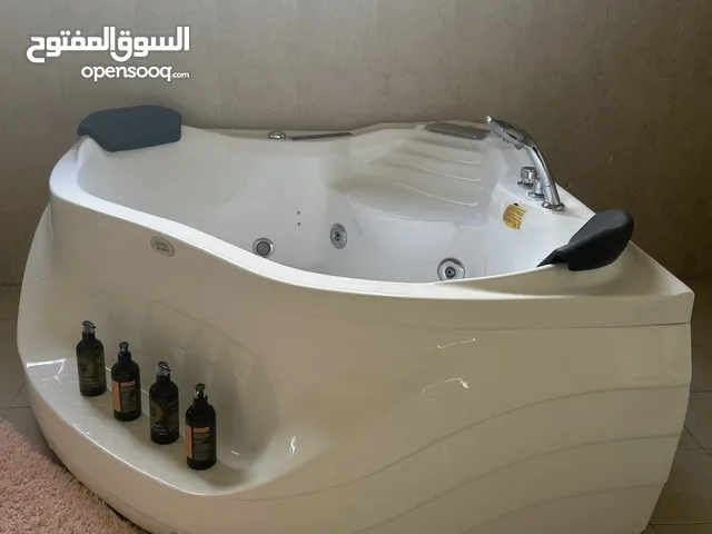 جاكوزي رويال بانيو حمام لشخصين لون ابيض مع خاصيه بلوتوث وسماعات واناره داخليه