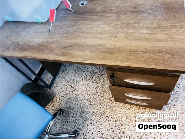 طاولة استقبال بالكرسي دوار ومكتب بالكرسي