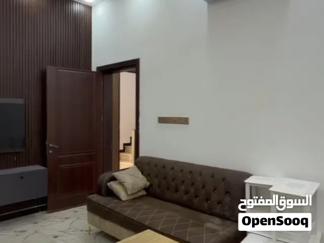 شقة مؤثثة للإيجار، مناسبة للمكاتب والشركات، بمساحة 100 متر، مؤثثة بالكامل وجاهزة للعمل، بتقسيم مريح