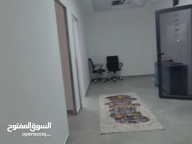مبنى أستوريا سردا الشارع الرئيسي مقابل آيكون مول. مبنى مطعم بربروس