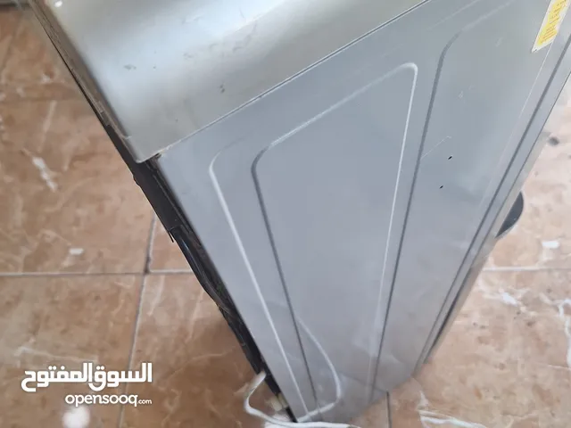كولر ماء حامي بارد وسط لون سلفر شغال على الفحص بسعر مغري