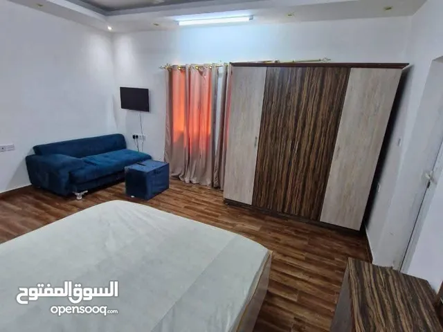استديو غرفه و مطبخ و حمام مفروش فرش جيد الموقع مسقط مرتفعات القرم