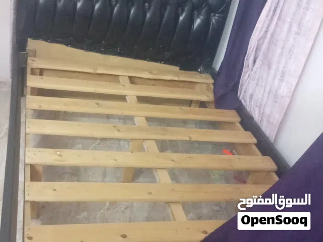 تخت مفرد ونص وطاولات وسط  خشب