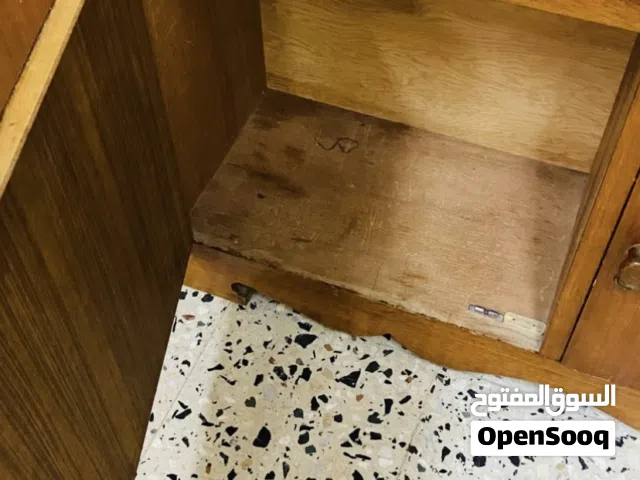 معرض يصلح للأغراض والمواعين او مكتبة للكتب