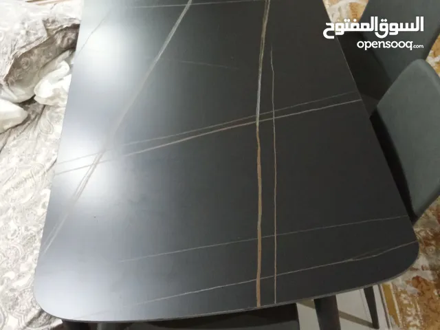 طاولة طعام رخام كراسي جلد من محل الشرق الأوسط ضمان استخدام شهرين لدواعي السفر البيع ومراية طويله