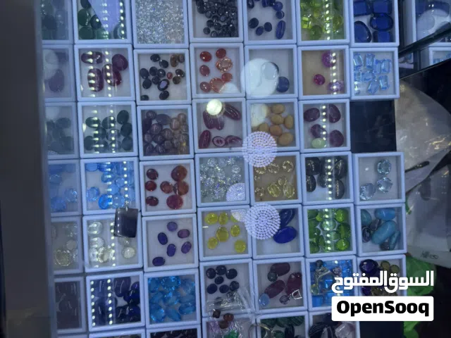 توجد لدينا جميع أنواع الأحجار الكريمة الأصلية غير مقلدة