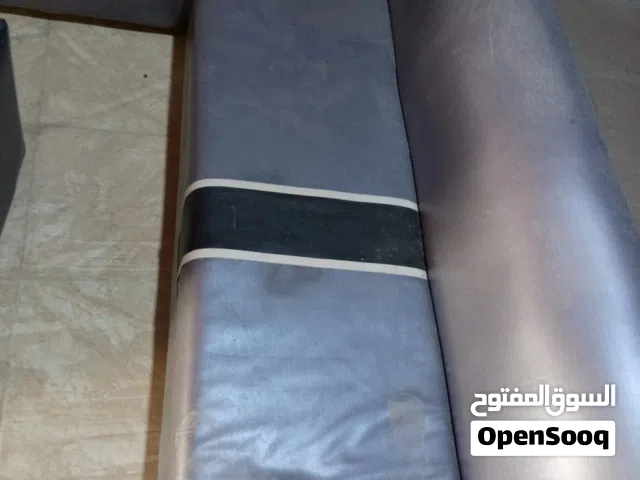 كنب جلد اسود وطقم رمادي بسعر مغري