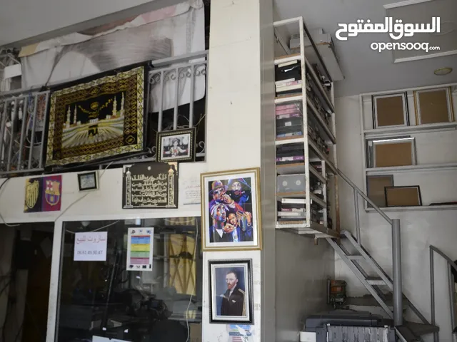 محل تجاري للبيع بفاس – 90م2، 3 واجهات + سدة، موقع ممتاز