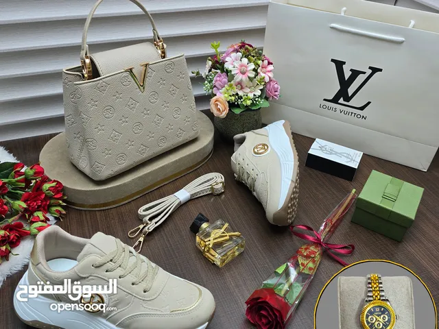 عطورات واكسسوارات وملابس وشنط وكماليات