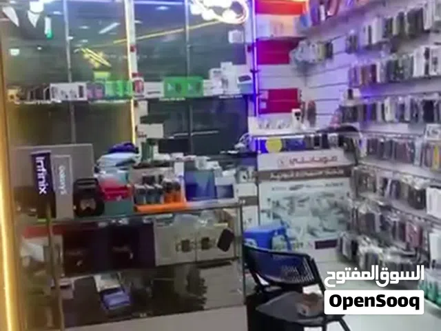 محل هواتف في مجمع مستورة  للبيع المحل كامل الاغراض