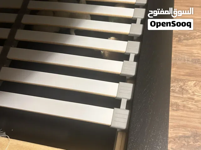 تخت لون بني