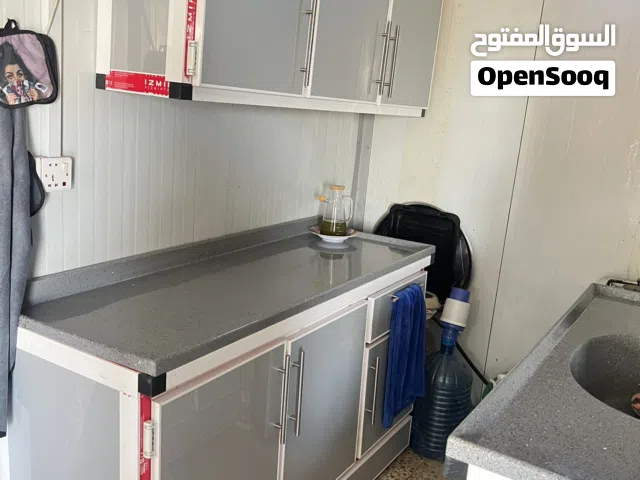 السلام عليكم خزائن مطبخ للبيع جديد مستخدم اقل شهرين مرمر القطعتين درجه اولى تفصال