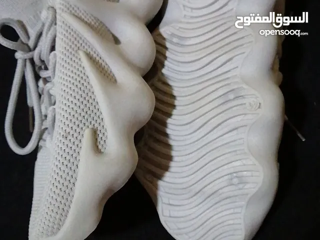 حذاء بلون رمادي مختلف.