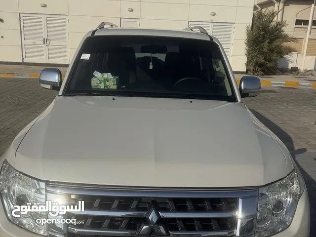 ميتسوبيشي باجيرو 2017 بحالة الوكالة/mitsubishi pajero 2017 fabric excellent condition