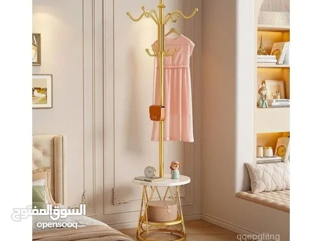 ستاند تعليق مع طاولة جانبية – قطعة فخمة تغيّر شكل غرفتك بالكامل!