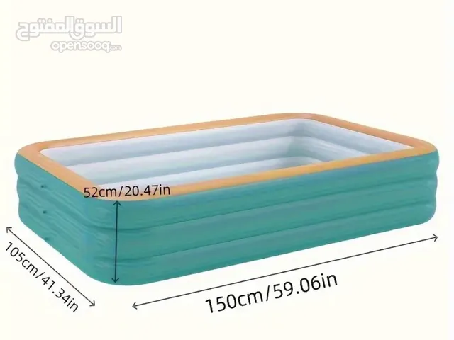 حوض السباحة مصنوع من مواد بي في سي