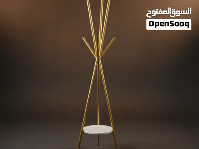 علاقة ملابس  عصرية مع رف سفلي أبيض باسعار التصفية الشاملة