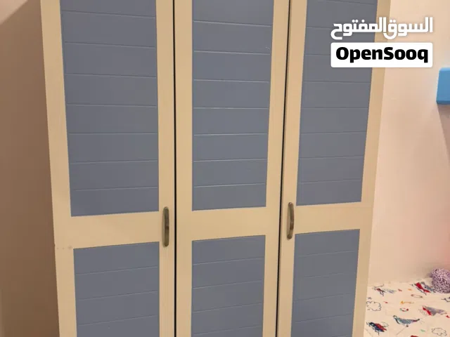 للبيع خزانة وسرير