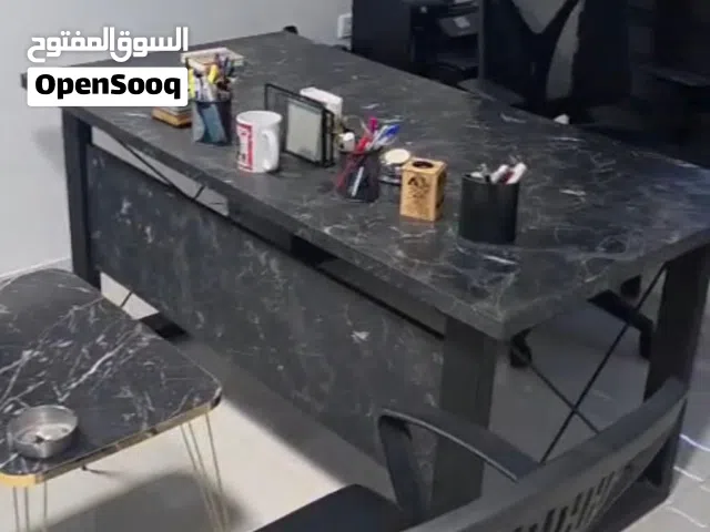 أثاث مكتبي للبيع - مكتب وطاولة اجتماعات مع جميع مستلزماته