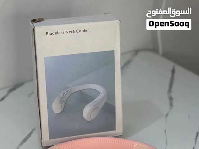هذا المنتج عبارة عن مروحة رقبة قابلة للشحن (Bladeless Neck Cooler)، وتتوفر باللون الوردي