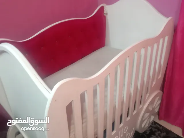 تخت اطفال خشب ثقيل مع فرشة ضغط عالي بحالة ممتازة استخدام بسيط